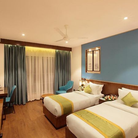 Hotel Ceasar Palace Thodupuzha Екстериор снимка
