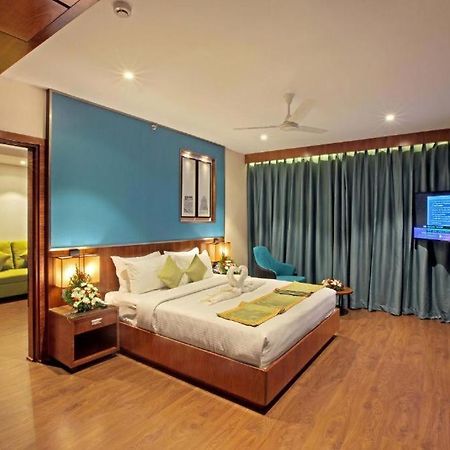 Hotel Ceasar Palace Thodupuzha Екстериор снимка