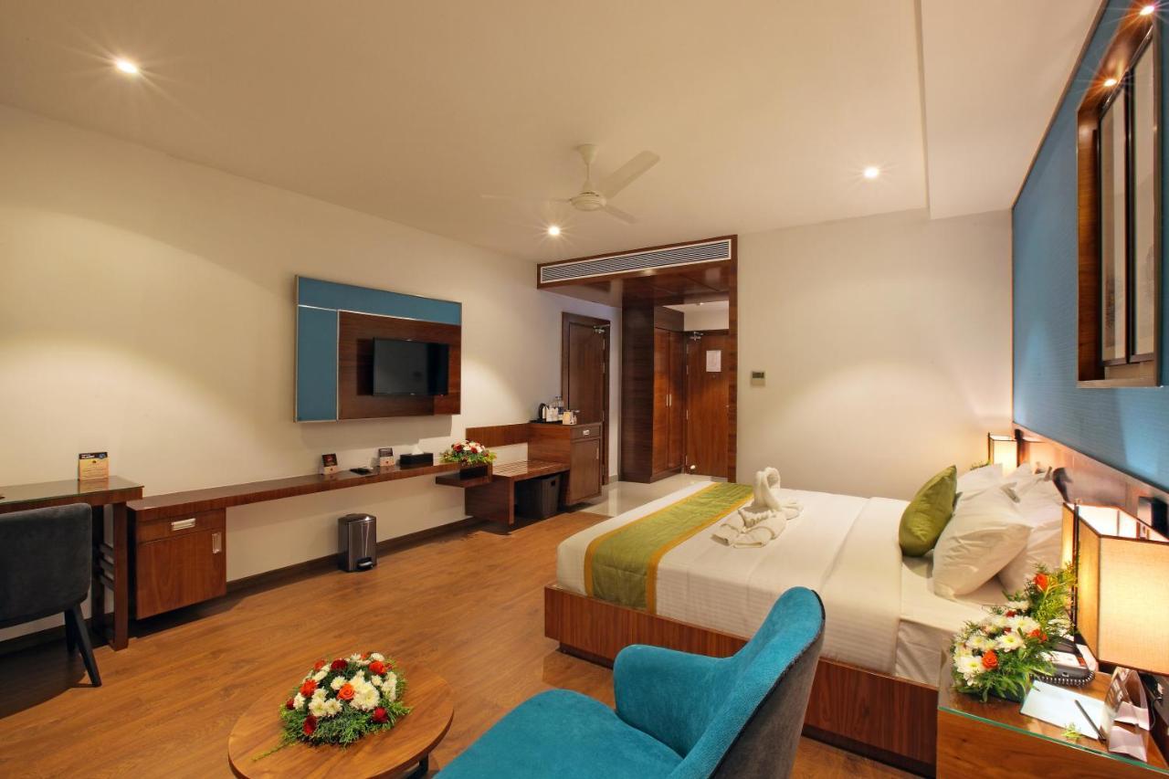 Hotel Ceasar Palace Thodupuzha Екстериор снимка