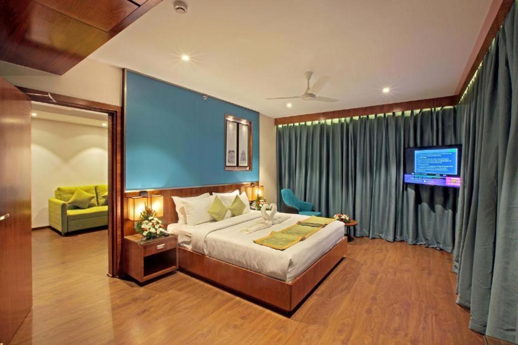 Hotel Ceasar Palace Thodupuzha Екстериор снимка