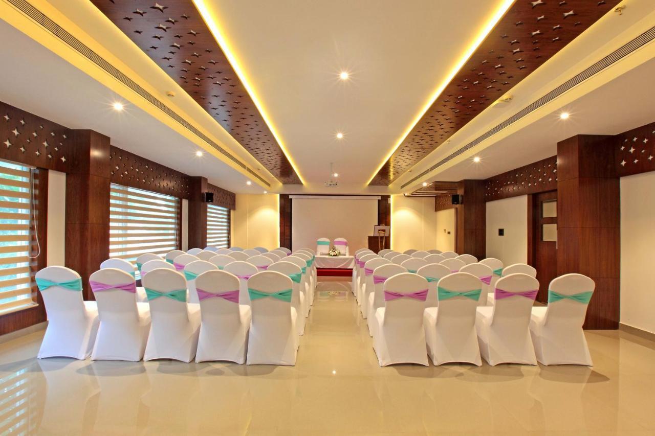 Hotel Ceasar Palace Thodupuzha Екстериор снимка