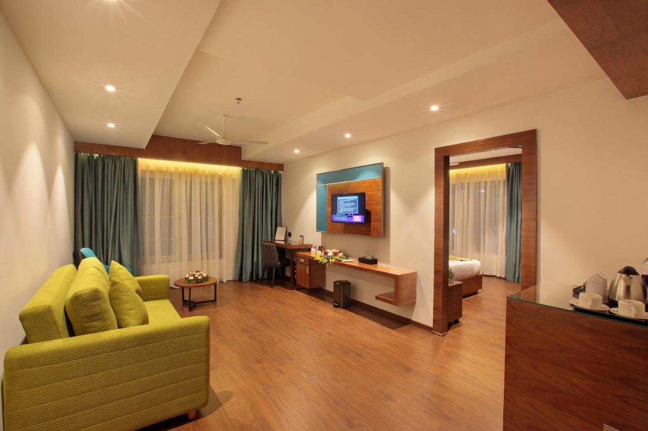 Hotel Ceasar Palace Thodupuzha Екстериор снимка